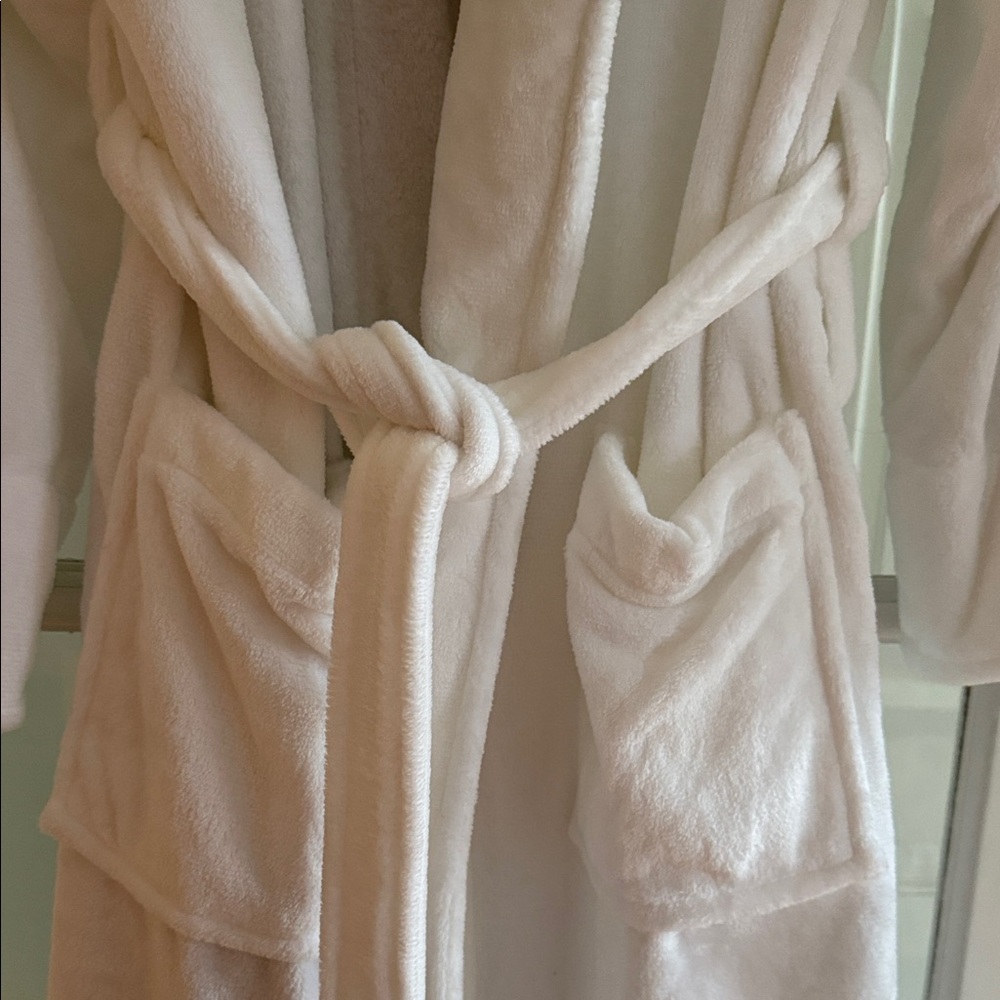White Lotus Resort and Spa Bathrobe - Picture 3 of 3